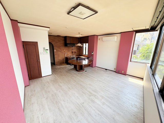 神戸市須磨区宝田町３丁目のその他|リビングは、家族や友人との時間を楽しむのに最適な広さです。快適な居住空間を提供します。