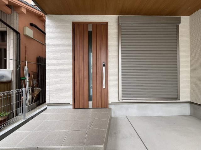 神戸市須磨区行平町１丁目の外観|別角度の玄関です
