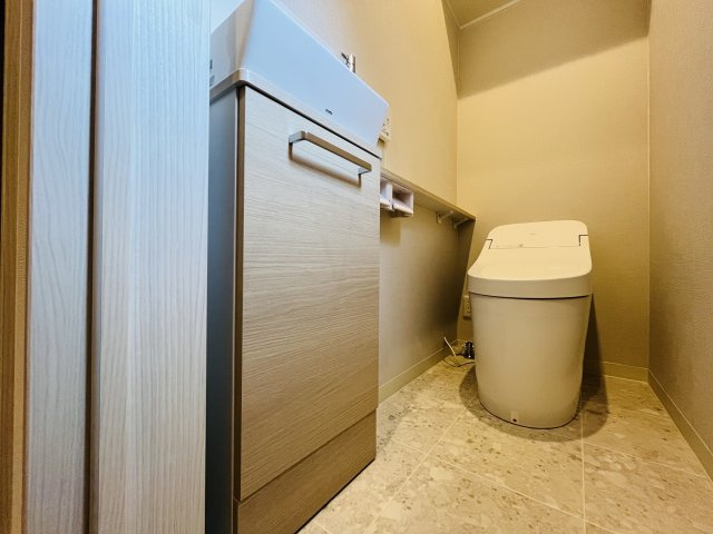 神戸市須磨区行平町１丁目のトイレ|温水洗浄便座、ペーパーホルダー、タオル掛けが備わっております