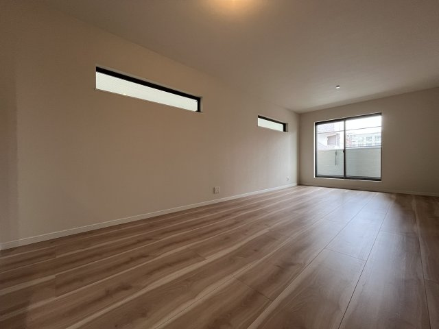 神戸市須磨区行平町１丁目の洋室|陽光あふれる明るい空間です。居心地良く、ご家族皆がゆったり寛げる憩いの空間となりそうです。