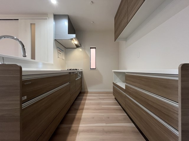 神戸市須磨区行平町１丁目のキッチン|調理道具なども収納できるシステムキッチン♪
リビングの様子を見ながら家事ができます♪