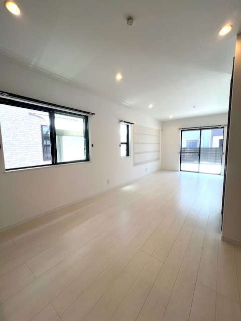 神戸市垂水区舞多聞西8丁目中古戸建の居間・リビング|白を基調としてるので、自然光が入ると明るく快適な居住空間を提供します。