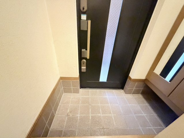 神戸市長田区御屋敷通六丁目中古戸建の玄関|シューズボックス完備で散らかりがちな玄関回りの靴などもすっきりと収納できます。