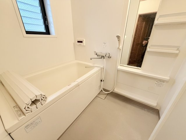 神戸市長田区御屋敷通六丁目中古戸建の浴室|窓があるのでこまめに湿気を換気ができます。
