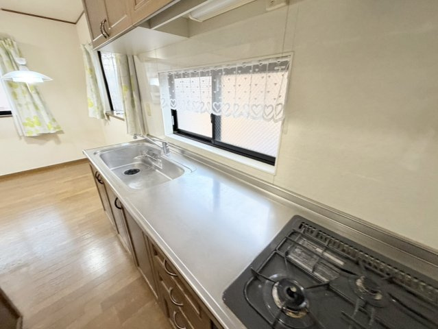 神戸市長田区御屋敷通六丁目中古戸建のキッチン|キッチンにも窓が有る明るいキッチンです。