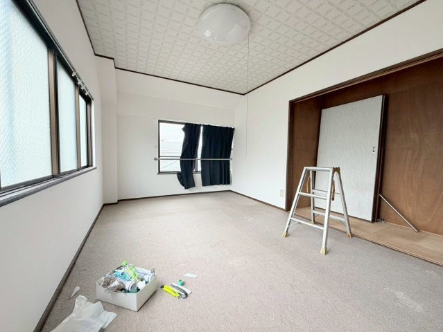 神戸市長田区海運町四丁目の洋室|優しい光が降り注ぐ室内です。