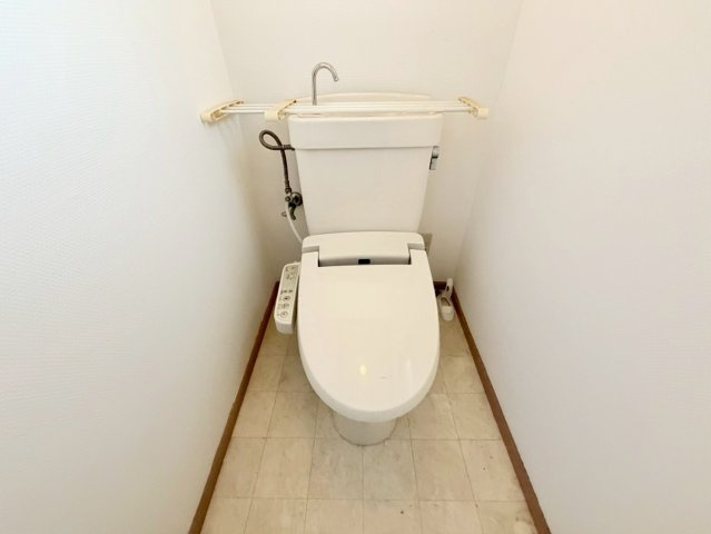 神戸市長田区海運町四丁目のトイレ|タンク式トイレは貯水タンクに約1回分の水量を保管できるので、万が一の際も1回使用できます◎