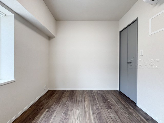 【洋室】 | 中銀第2世田谷マンシオン | ベッドを置いて個人居室にする場合は、多くの時間を過ごすことになる空間です。使い勝手や落ち着きを想像してください。～即日のご見学可能～　お問合せはお気軽にどうぞ。