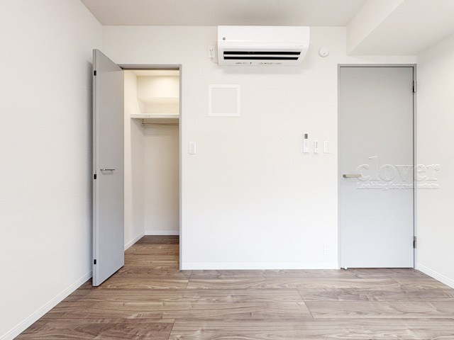 【寝室】 | 中銀第2世田谷マンシオン | 収納スペースを備えた洋室。現地をご覧になった際には、部屋の大きさのほか、収納部分のサイズなどもご確認ください。～即日のご見学可能～　お問合せはお気軽にどうぞ。