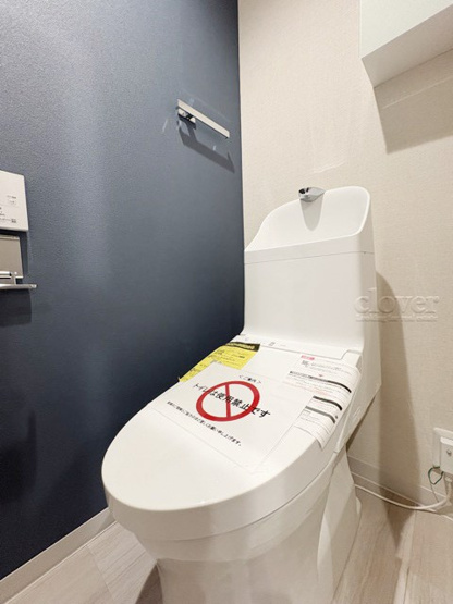 【トイレ】 | 中銀第2世田谷マンシオン | 温水洗浄便座付き　トイレはもともと個人の領域である自宅の中でも、最もプライベートな空間です。だからこそ、ほしい「落ち着き」がここにあります。～即日のご見学可能～　お問合せはお気軽にどうぞ。