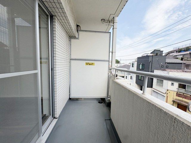 【バルコニー】 | 中銀第2世田谷マンシオン | バルコニーの様子。ここからの眺めが、日々のストレスを発散してくれることでしょう。ちなみにバルコニーは専有部分ではなく「共用部分」の扱いです。～即日のご見学可能～　お問合せはお気軽にどうぞ。