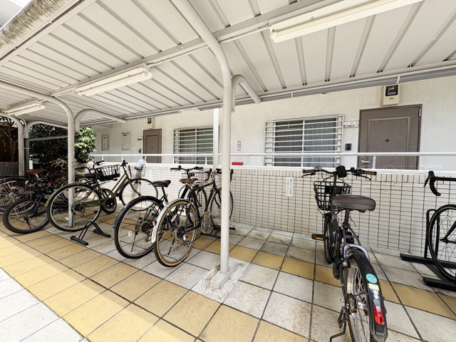 【駐輪場】 | 中銀第2世田谷マンシオン | 自転車置き場。マンションの共用部にあたります。空きの有無や駐輪料金、各戸の台数制限などについては、改めてお問い合わせください。～即日のご見学可能～　お問合せはお気軽にどうぞ。