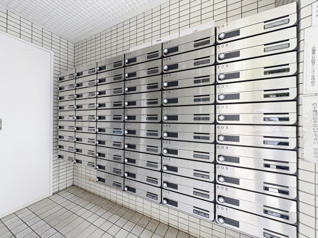【設備】 | 中銀第2世田谷マンシオン | ロック式の集合ポスト。セキュリティや個人情報に対する意識の高まりが強い昨今では、ポストにロックがかかることも大事なポイントになります。～即日のご見学可能～　お問合せはお気軽にどうぞ。