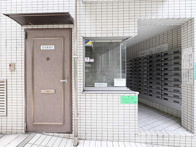 【受付】 | 中銀第2世田谷マンシオン | 管理人さんが勤務する管理室。このマンションがきれいに保たれているのは、もちろん管理人さんのおかげ。～即日のご見学可能～　お問合せはお気軽にどうぞ。