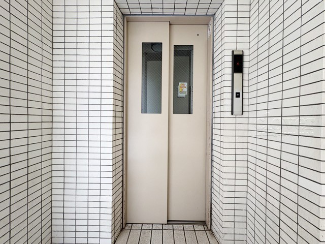 【設備】 | 中銀第2世田谷マンシオン | 無いと困ってしまう設備の筆頭がエレベーター。定期的なメンテナンスが必要な大型機械です。よく整備されていることをご確認ください。～即日のご見学可能～　お問合せはお気軽にどうぞ。