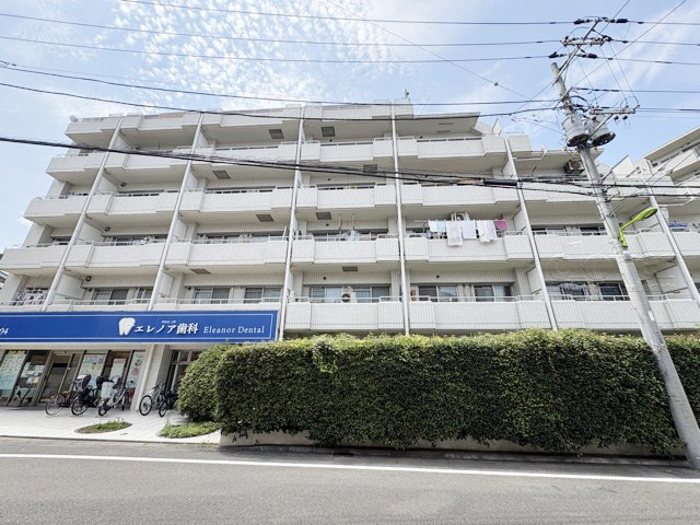 【外観】 | 中銀第2世田谷マンシオン | 手入れの行き届いた外壁やエントランスなど、「見ればわかる」レベルで清潔感を保ったマンションです。築年数を感じさせない姿で皆様をお出迎えします。～即日のご見学可能～　お問合せはお気軽にどうぞ。
