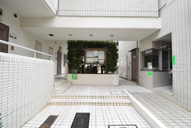 【エントランス】 | 中銀第2世田谷マンシオン | マンションの正面エントランス。出入りする人間を癒してくれるマンション入り口であり、その建物の「顔」でもあります。～即日のご見学可能～　お問合せはお気軽にどうぞ。
