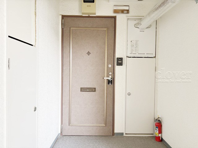 【その他共用部分】 | 中銀第2世田谷マンシオン | 皆様をお迎えする、お部屋の玄関ドア。開けやすさや開放角度、ドアノブの操作しやすさや鍵の形状などを、現地で一度ご確認ください。～即日のご見学可能～　お問合せはお気軽にどうぞ。