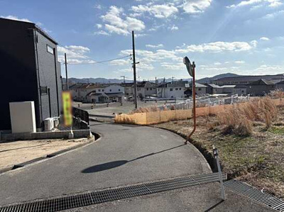 【前面道路含む現地写真】 | 【西条町寺家】JR寺家駅徒歩圏！大空間LDK・収納充実の邸宅