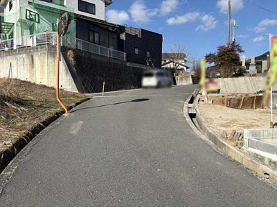 【前面道路含む現地写真】 | 【西条町寺家】JR寺家駅徒歩圏！大空間LDK・収納充実の邸宅