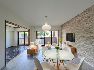【居間・リビング】 | コンツェルトパーク矢野弐番館 | ☆CGでバーチャルホームステージングしています。家族団らんの時間も増えそうなくつろぎのＬＤＫです。
