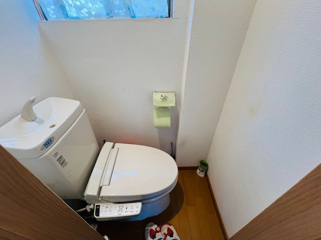 神戸市長田区南駒栄町のトイレ|窓がある明るいトイレ。