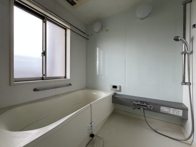 ワコーレ妙法寺駅前ウィックスシティ　１３階の浴室|浴室に窓があるので、湿気対策に効果的です♪