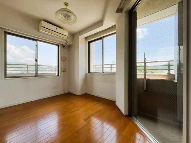 ワコーレ妙法寺駅前ウィックスシティ　１３階の洋室|窓が多数あり開放的なお部屋