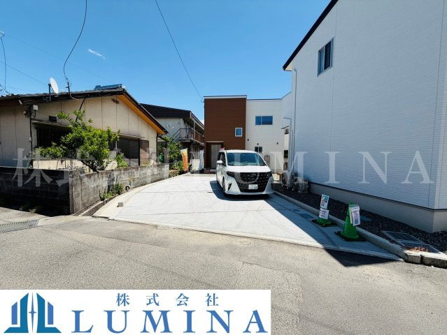 甲斐市 富竹新田　新築戸建の前面道路含む現地写真