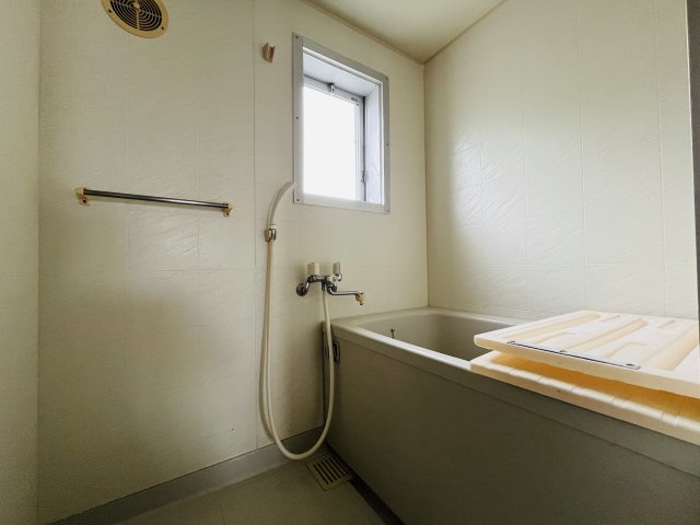 名谷27団地１０号棟3階の浴室|浴室に窓があるので、湿気対策に効果的です♪