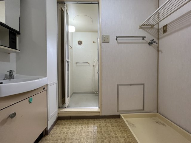 名谷27団地１０号棟3階の独立洗面台|洗面ボウル下や鏡裏にも洗面用品がたっぷり収納できる洗面台。