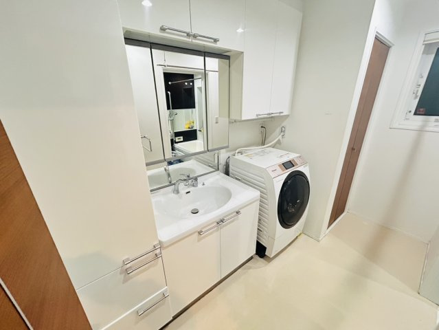 長田区西山町４丁目　中古戸建の洗面所|収納スペースのある洗面化粧台♪
朝の身支度もスムーズに行えます♪