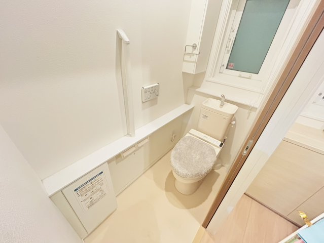 長田区西山町４丁目　中古戸建のトイレ|窓がある明るいトイレ。
念願のマイホーム購入をお手伝いいたします