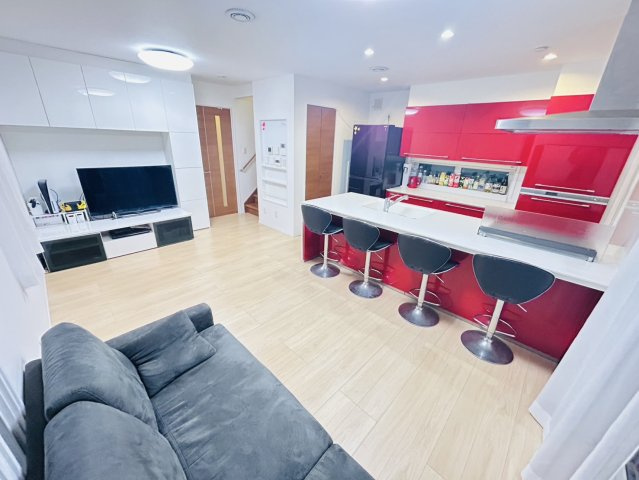 長田区西山町４丁目　中古戸建の居間・リビング|対面カウンターで、家族とコミュニケーションを取りながら料理ができるキッチンです。