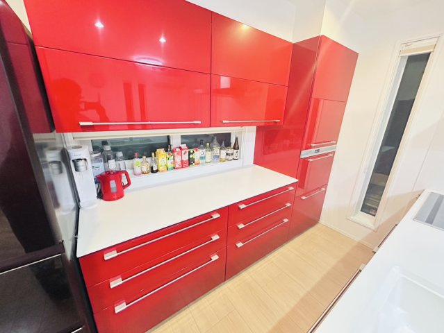 長田区西山町４丁目　中古戸建のキッチン|上部吊戸棚付きで収納スペースを豊富に確保したキッチンです
