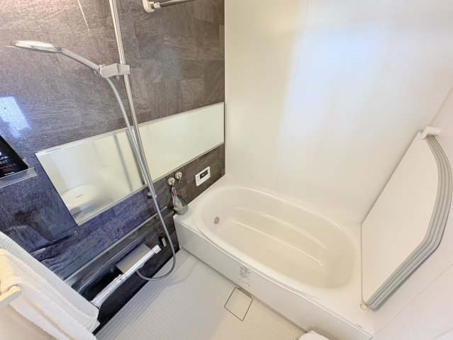 ソフィア垂水高丸ハーティスクエアの浴室|横長ミラーを採用した浴室。空間に奥行をもたらし、バスルームが広々とした印象に♪