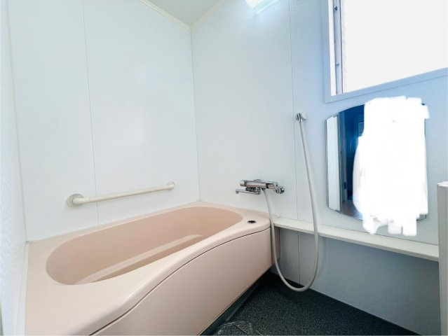 須磨一ノ谷グリーンハイツＤ棟の浴室|ゆったりと脚を延ばして、1日の疲れを癒せます。窓があるのでこまめに湿気を換気ができます。