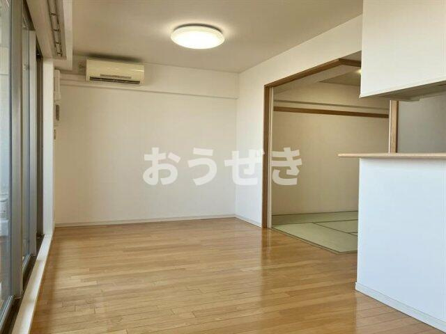 プラウド横浜鶴見市場の居間・リビング