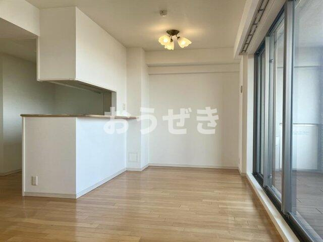 プラウド横浜鶴見市場の居間・リビング