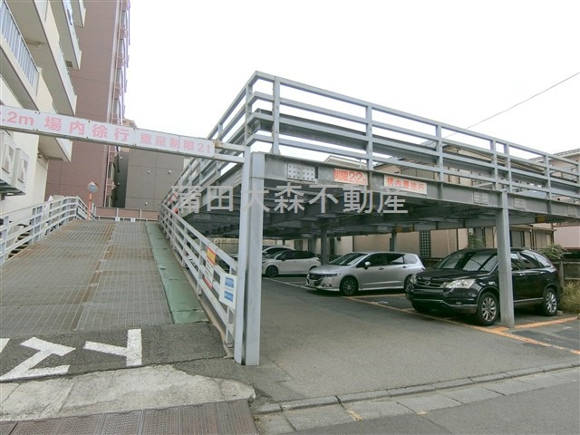 クレセントコート大森の駐車場
