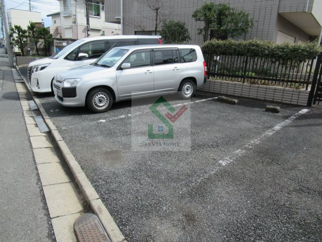ドンズ2の駐車場