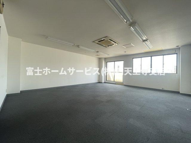 玉造ロイヤル和光ビルの内装