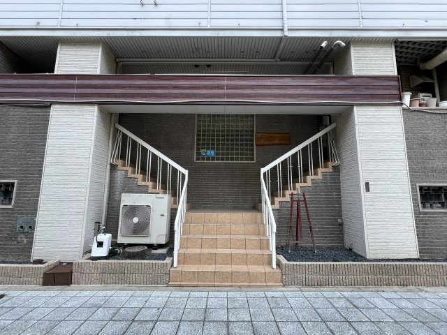 大阪市西区南堀江１丁目の店舗事務所のエントランス