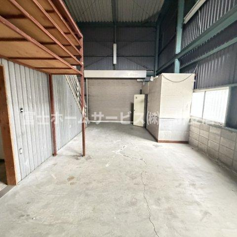 新金岡町　北側倉庫のロビー