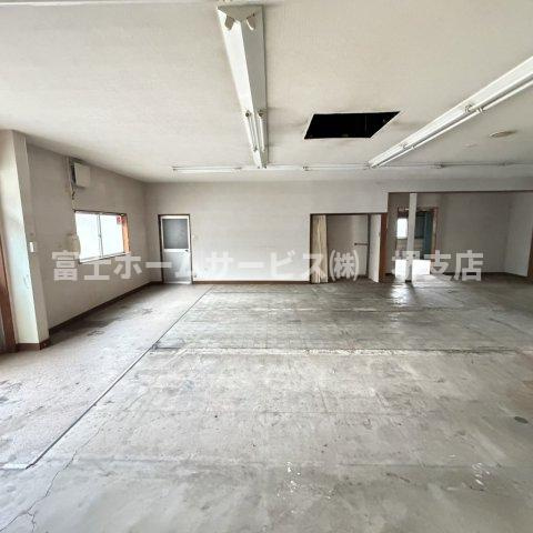 新金岡町　北側倉庫のロビー