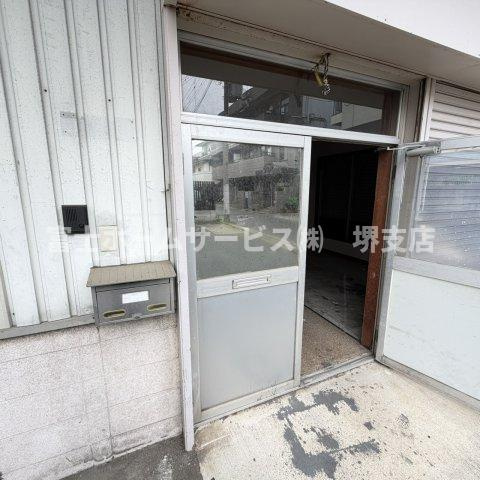 新金岡町　北側倉庫のエントランス