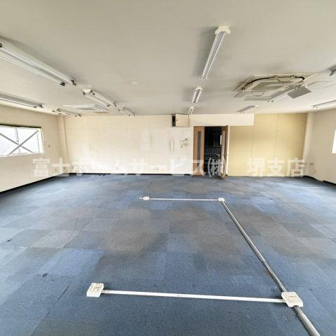 新金岡町　北側倉庫の駐車場