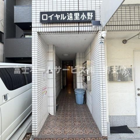 ロイヤル遠里小野のエントランス