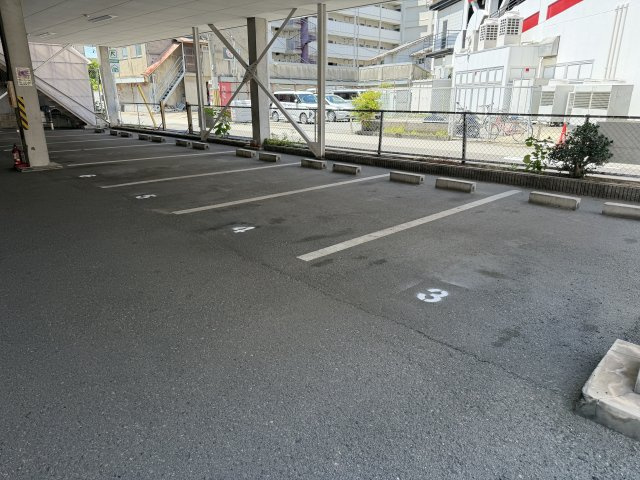 西脇ビルの駐車場