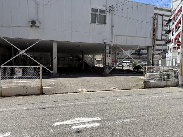 西脇ビルの駐車場